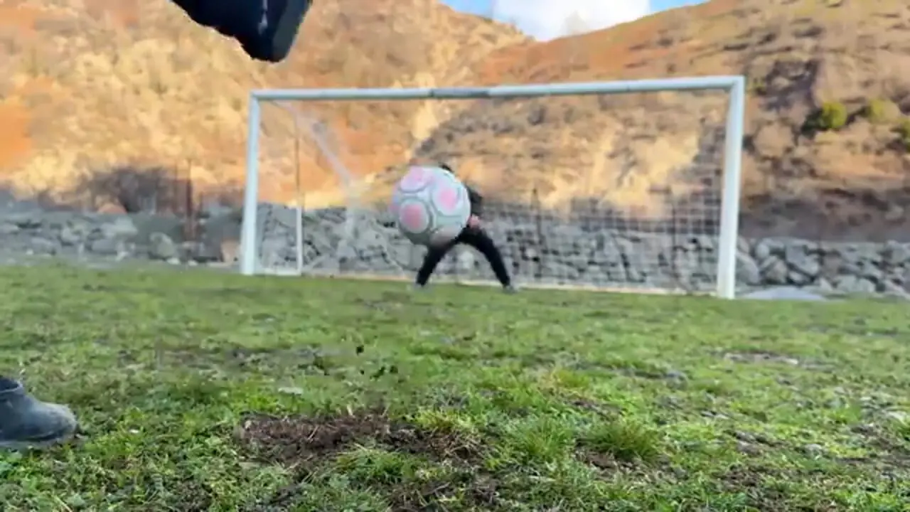 ببینید| غذای روستایی در آذربایجان؛ صید یک گربه ماهی بزرگ و کباب کردن آن در تنور