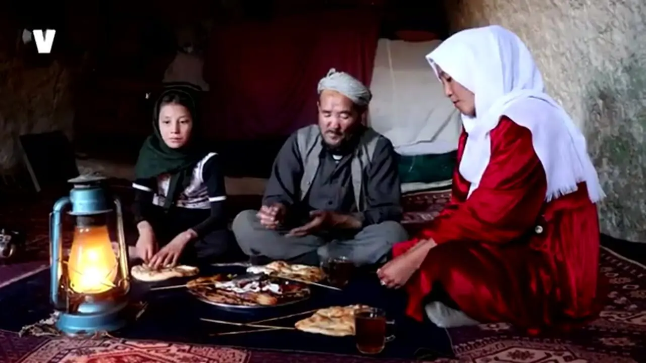 ببینید| غذای روستایی در افغانستان؛ پخت خوراک بادمجان و نان تازه