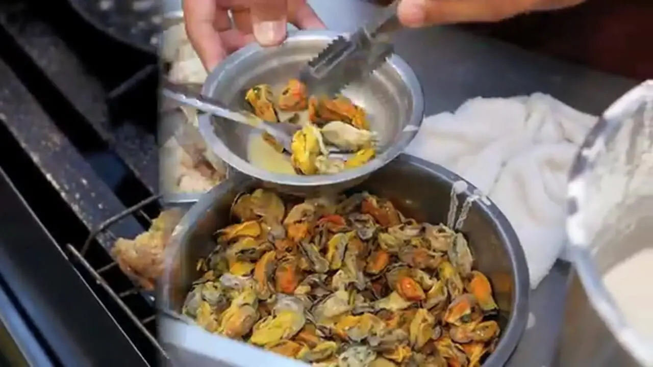 غذای خیابانی در تایلند؛ پخت املت با تخم مرغ، صدف، ماهی مرکب و میگو در بانکوک