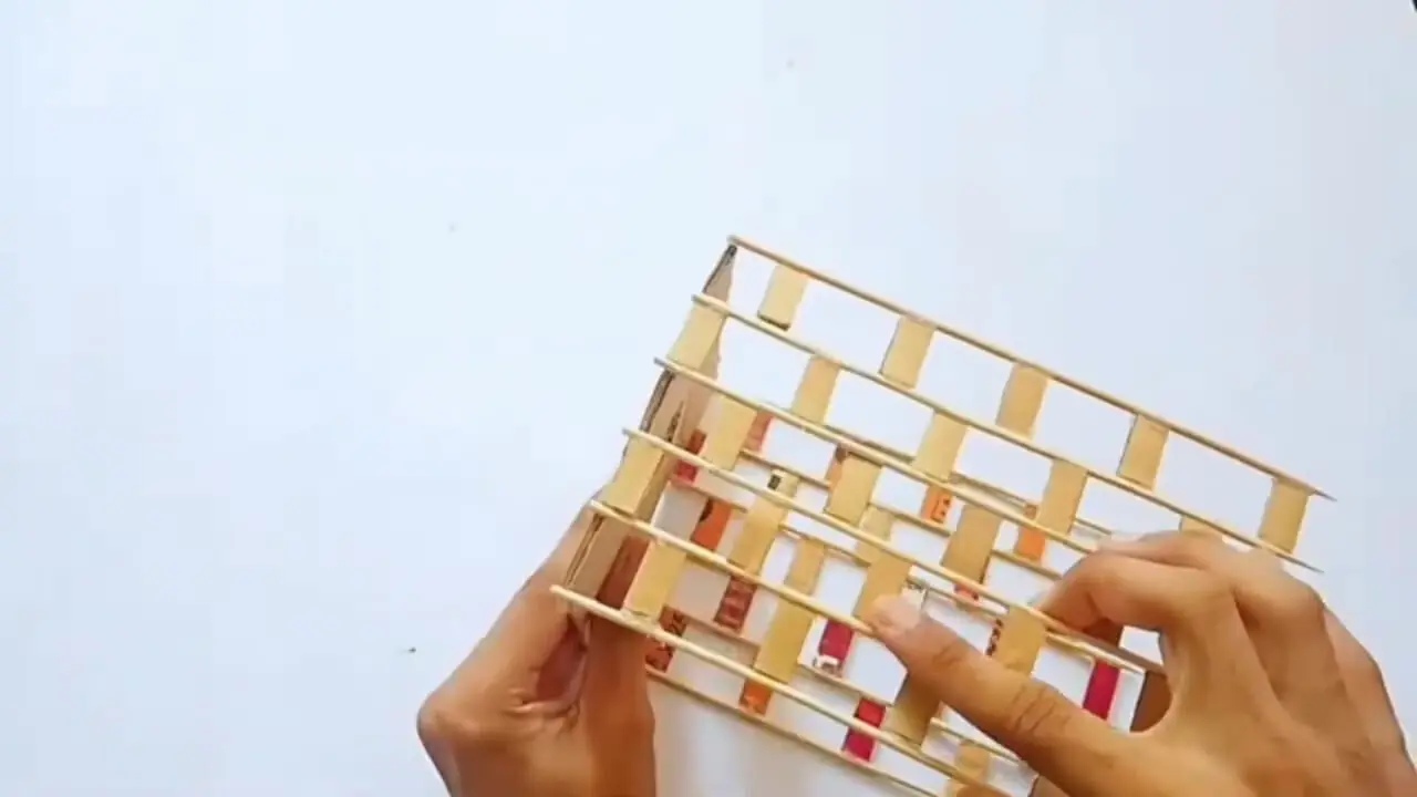 ببینید| با چوب و مقوا این چراغ رومیزی زیبا را بسازید!