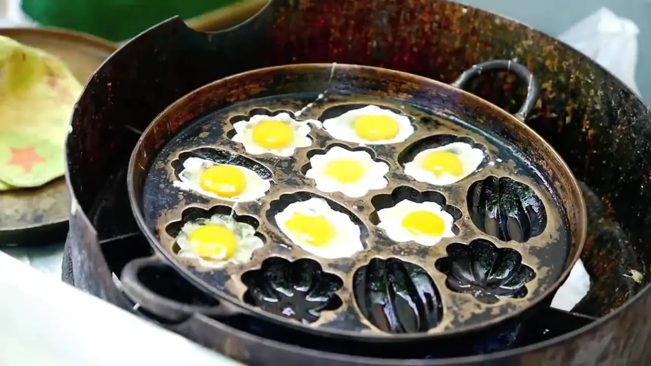 ببینید| غذای خیابانی در تایلند؛ تهیه کیک پاندان و تخم بلدرچین سرخ شده در بانکوک