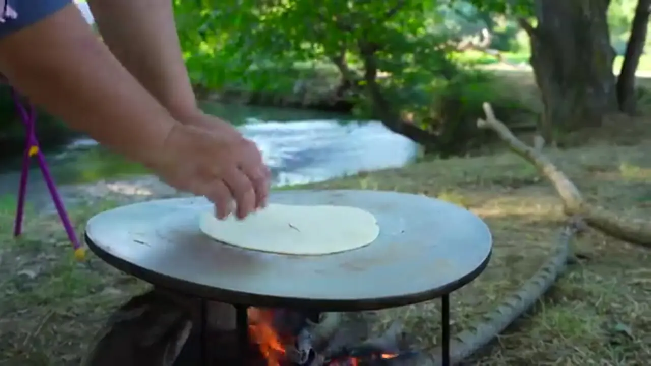 ببینید| غذای روستایی در روسیه؛ پخت نان سنتی کنار رودخانه در جنگل