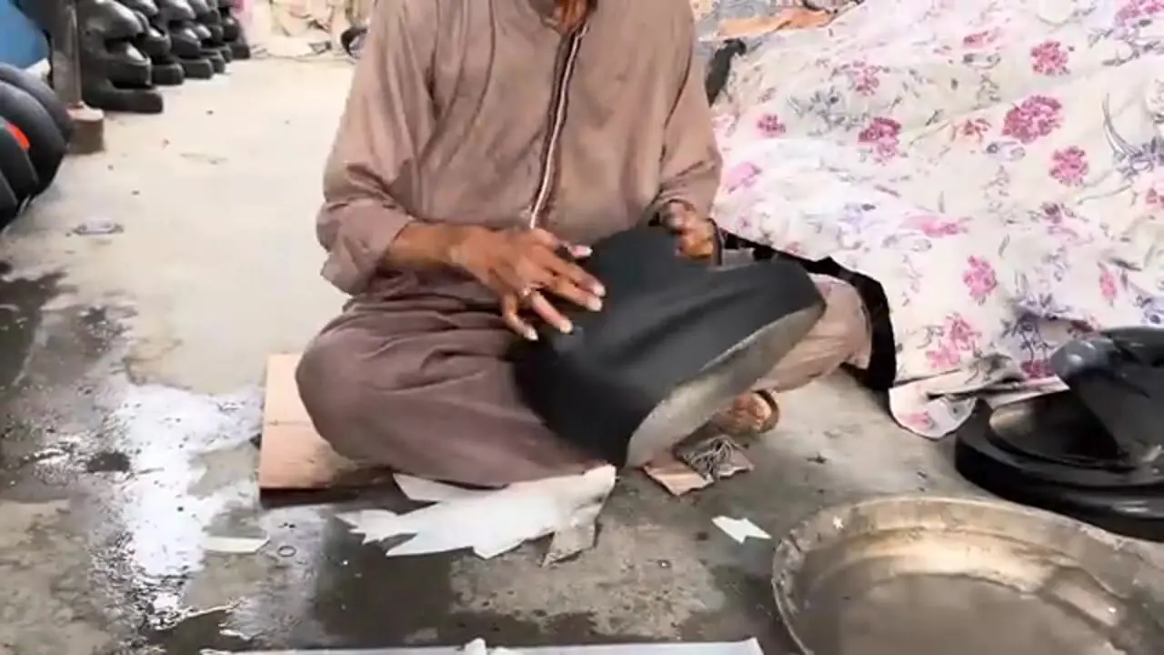 فرآیند ساخت کلاه کاسکت در کارگاهی در پاکستان