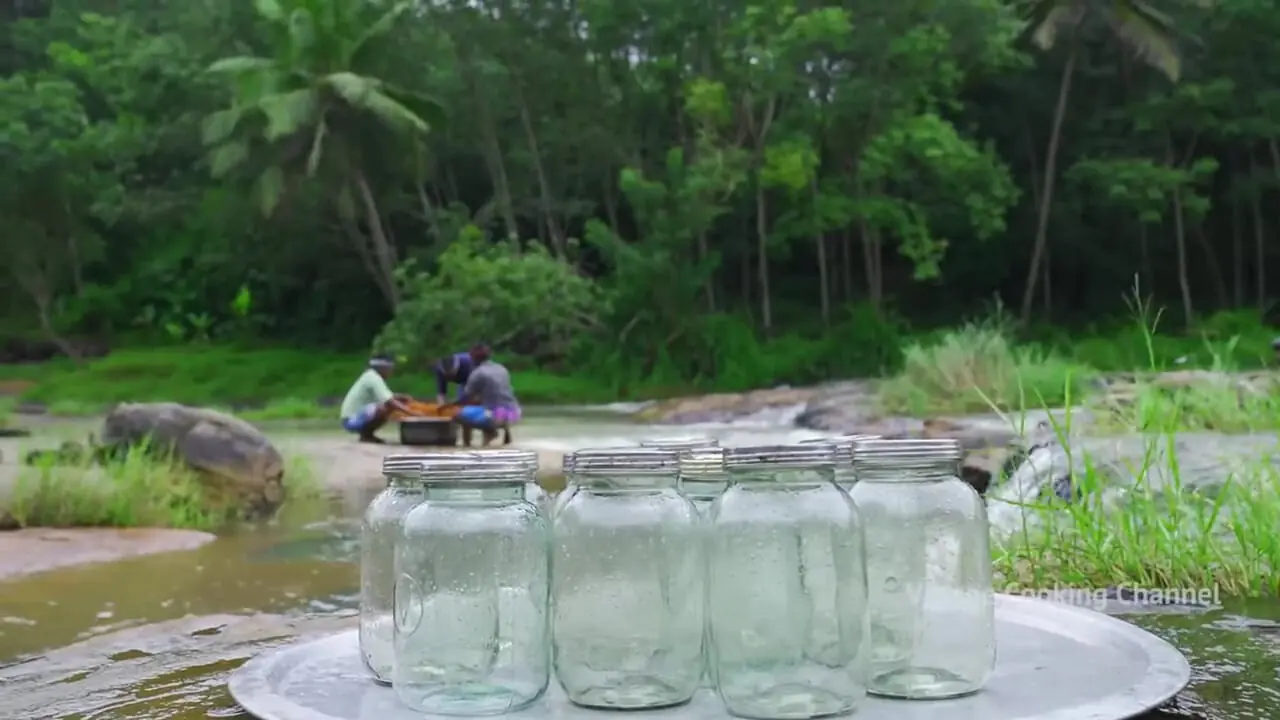 غذای روستایی در هند؛ پخت خرچنگ، میگو و ماهی مرکب در ظرف شیشه ای در کنار رودخانه