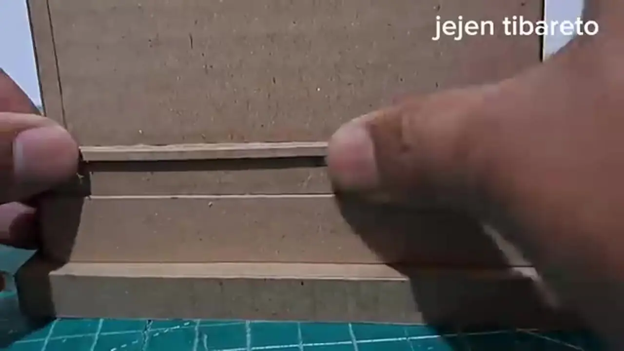 ببینید| نحوه ساخت ماکت یک خانه با مقوا و به روش هنرمند اندونزیایی