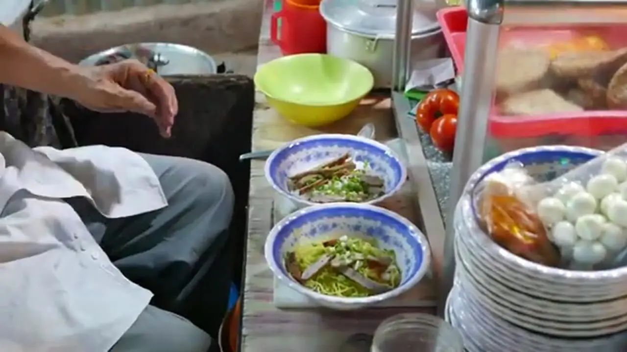 ببینید| غذای خیابانی در ویتنام؛ تهیه نودل با عروس دریایی در هانوی 