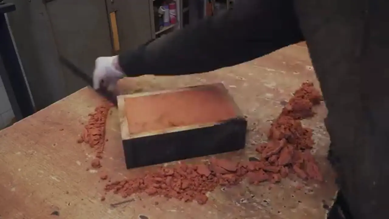 ببینید| فرآیندساخت یک شمشیر عصایی با الهام از فیلم های اکشن هالیوودی در آمریکا