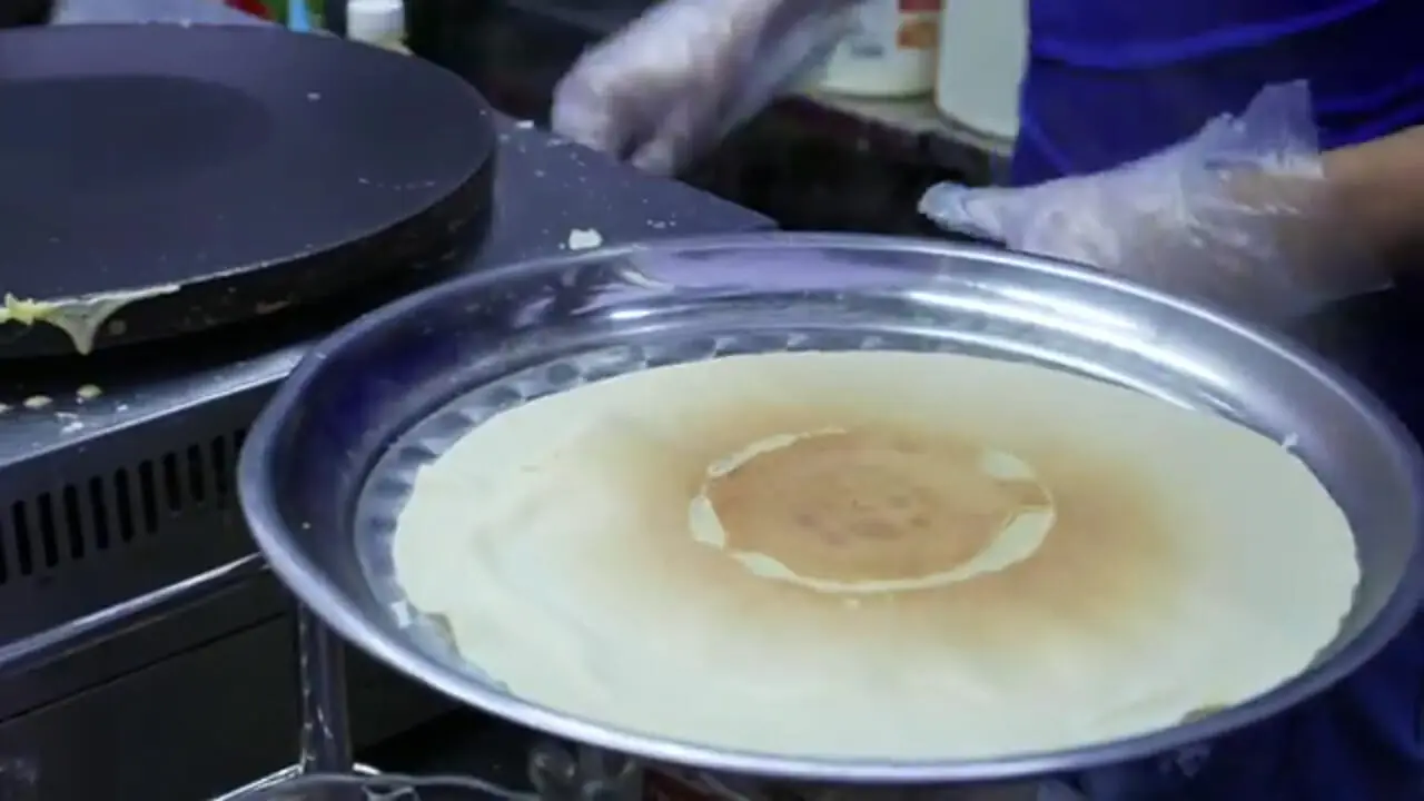 ببینید| غذای خیابانی در ویتنام؛ تهیه پنکیک با دوریان و موز در هانوی