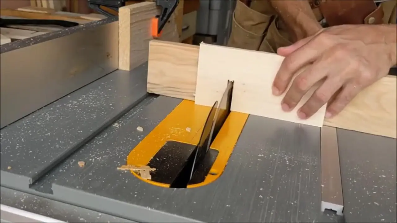 مراحل تولید انبوه پایه نگهدارنده گوشی با چوب در هلند