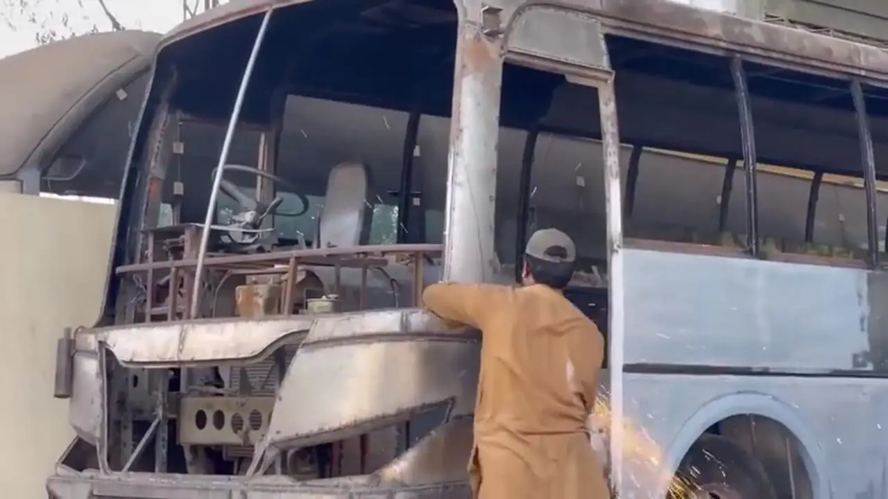 مراحل تماشایی تولید اتوبوس مسافربری در کارگاهی در پاکستان