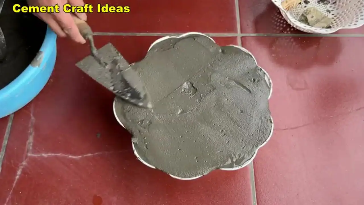 آمورش ساخت یک گلدان منحصربه فرد با سیمان، سبد و پارچ آب پلاستیکی