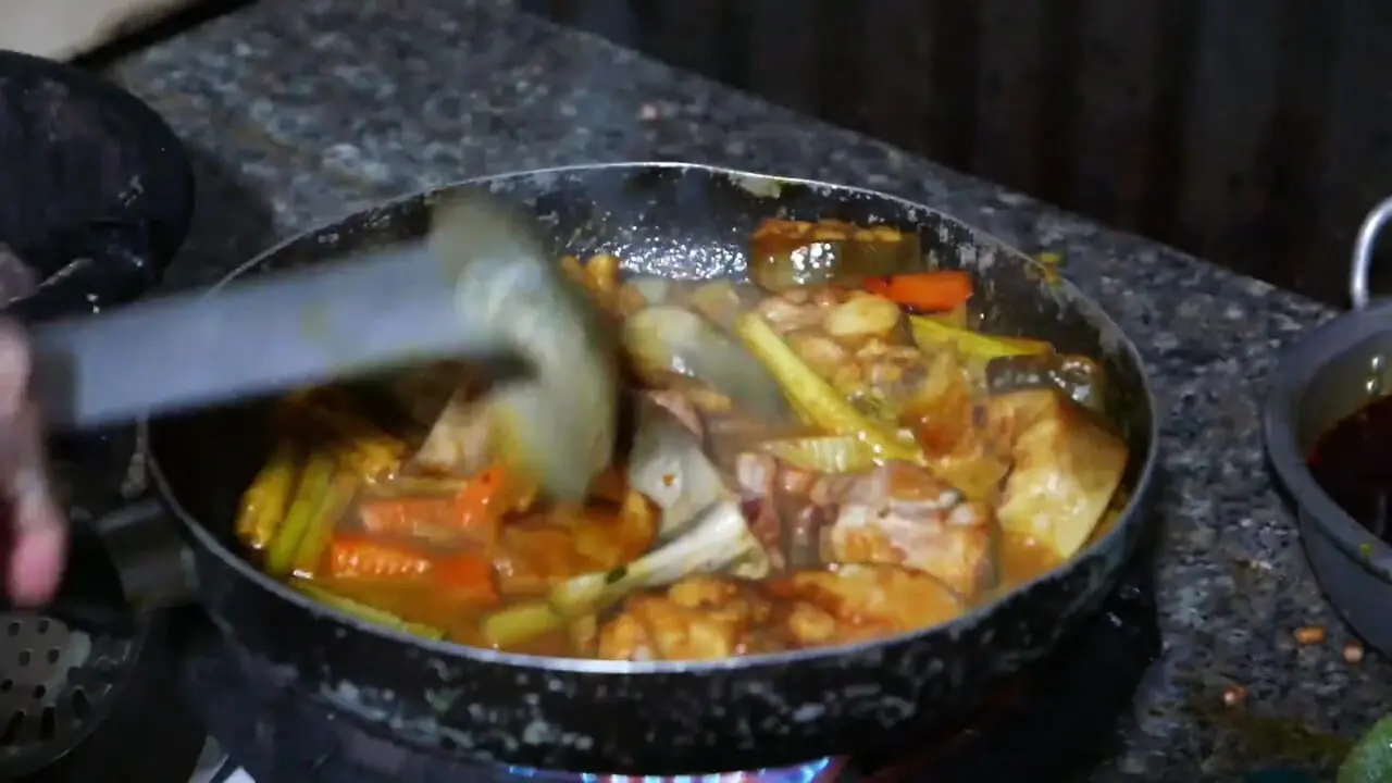 غذای خیابانی در ویتنام؛ پخت خوراک، سوپ و کباب با کوسه بامبو در هانوی