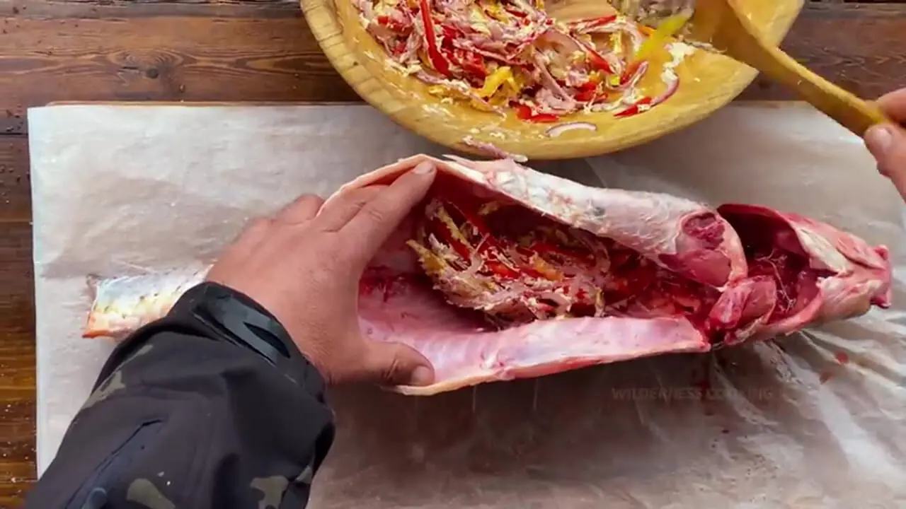 غذای روستایی در آذربایجان؛ کباب کردن ماهی کپور در بشکه و در برف