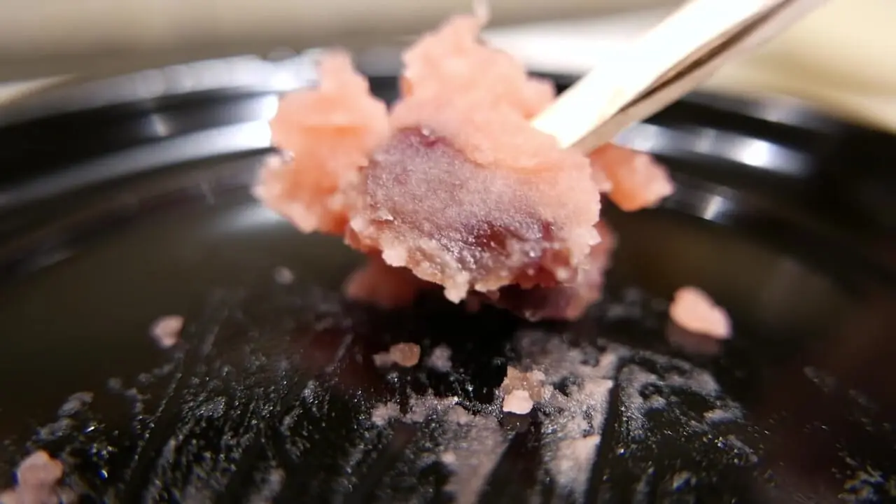 غذای خیابانی در ژاپن؛ تهیه شیرینی های سنتی به شکل های مختلف در توکیو