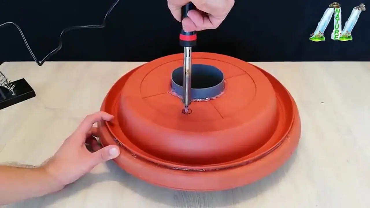 ببینید| مراحل ساخت یک آبنمای زیبا با ظروف پلاستیکی و لامپ ال ای دی