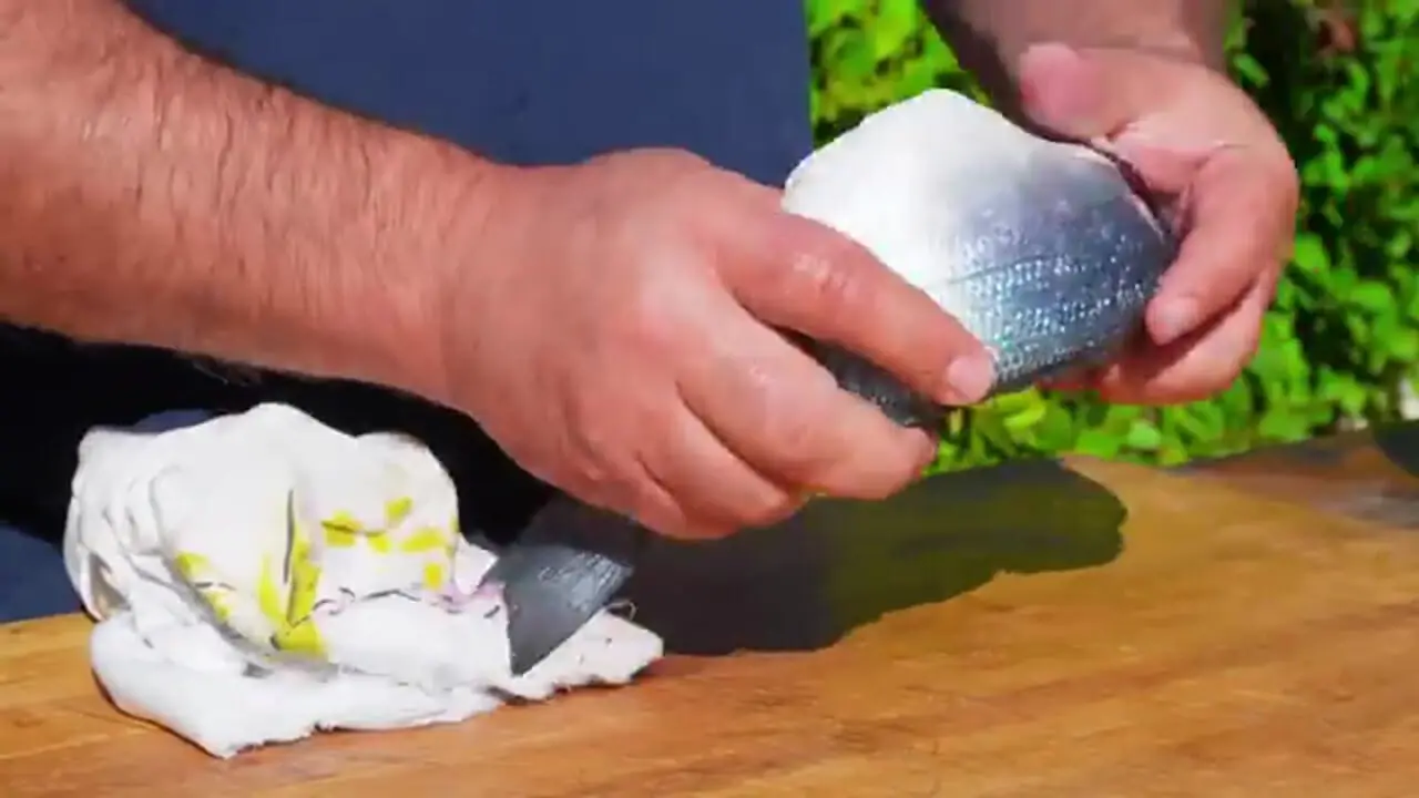 غذای روستایی در آذربایجان؛ دودی کردن ماهی تازه در بشکه در روستا