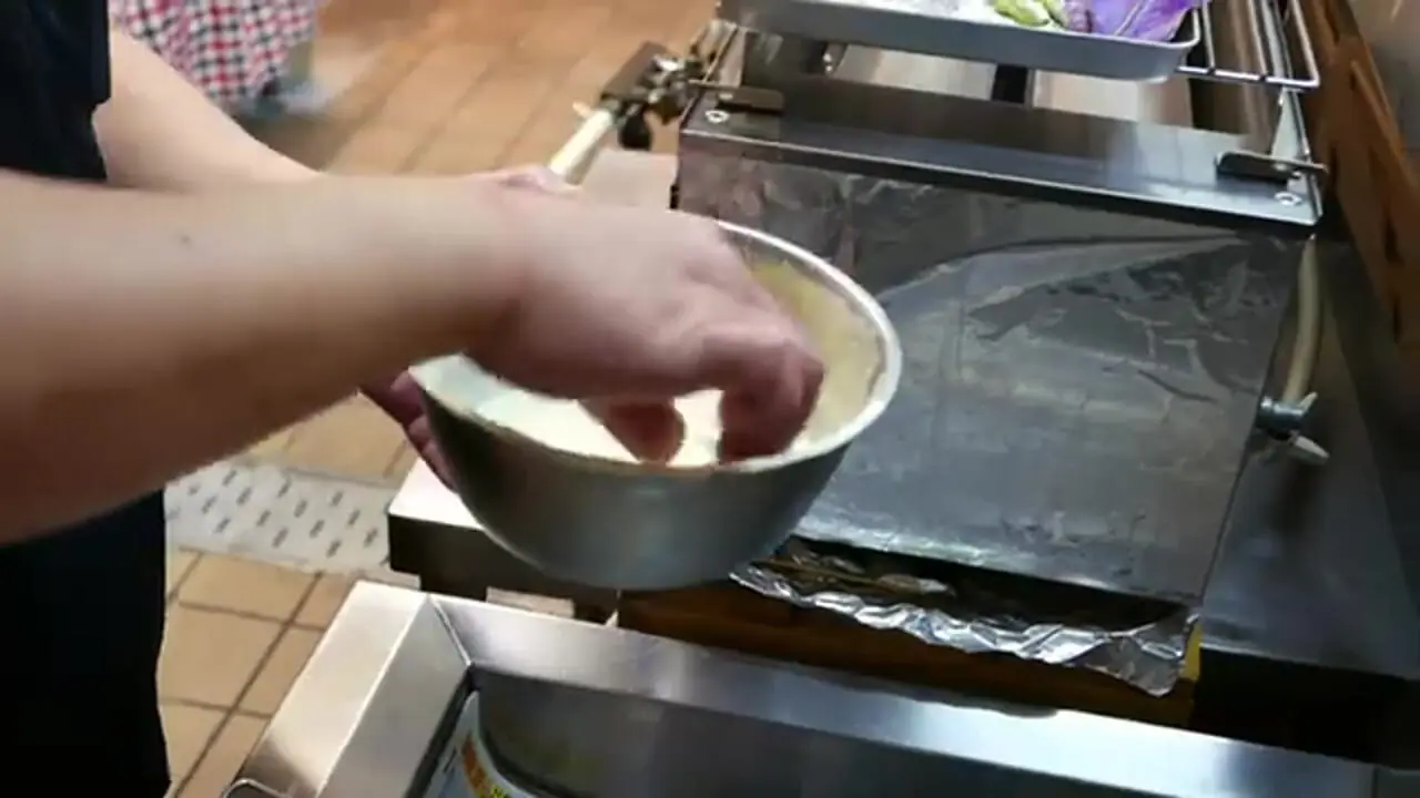 ببینید| غذای خیابانی در ژاپن؛ تهیه خوراک با مارماهی و تخم مرغ در اوکیناوا