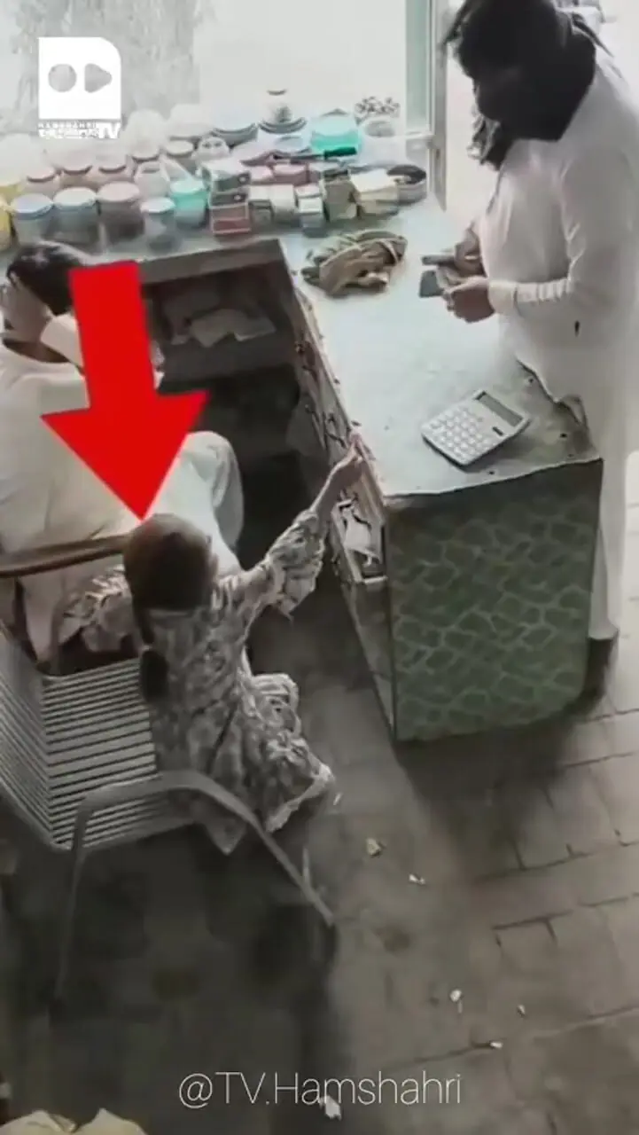 ببینید؛ لحظه‌ای که آبنبات یک کودک، سارق را از دزدی پشیمان کرد!