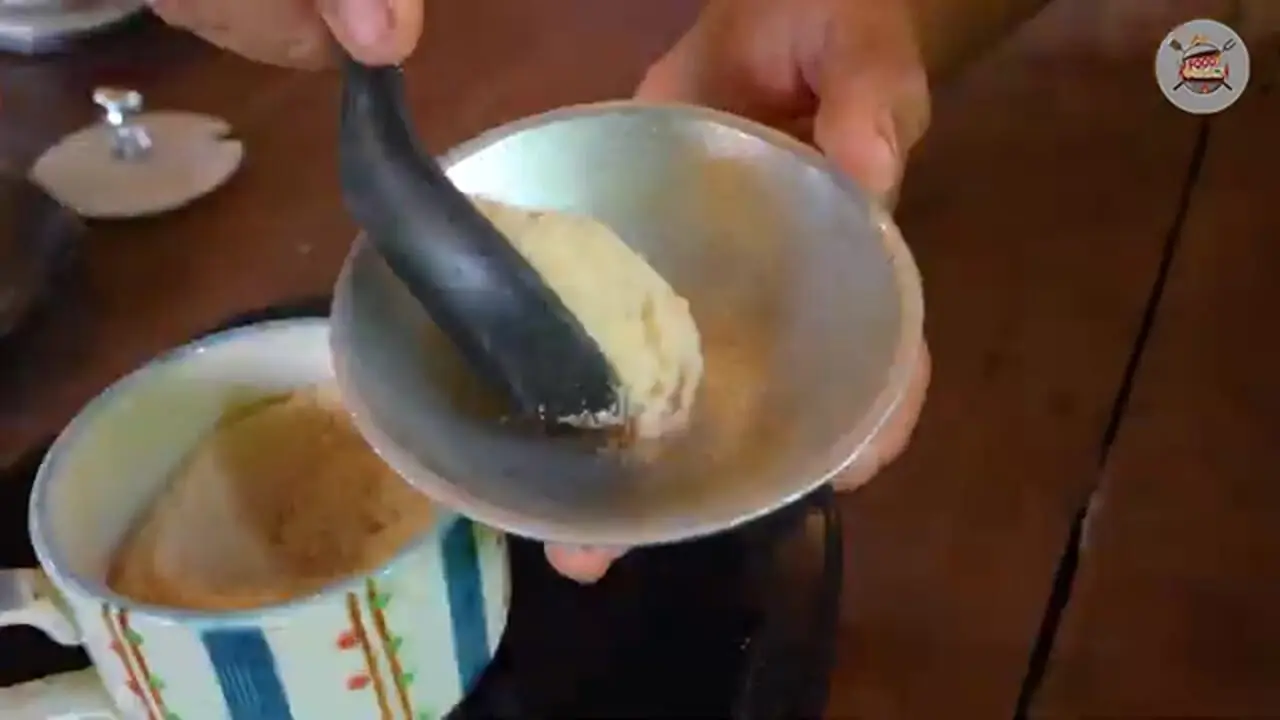 ببینید| غذای روستایی در سنگاپور؛ پخت سوپ پای مرغ و سبزیجات در طبیعت روستا