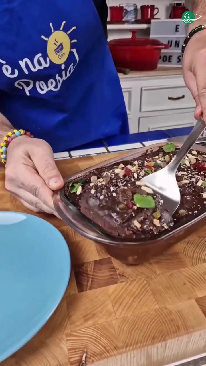 ببینید؛ حمید معصومی‌نژاد دست به چاقو و آشپزی شد؛ طرز تهیه عجیب‌ترین دسر ایتالیایی