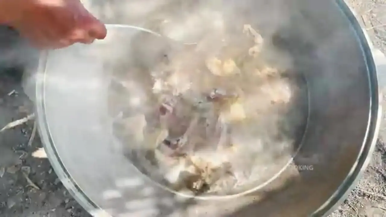 ببینید| غذای روستایی در آذربایجان؛ برداشت گندم از مزرعه و پخت نان با آن در روستا