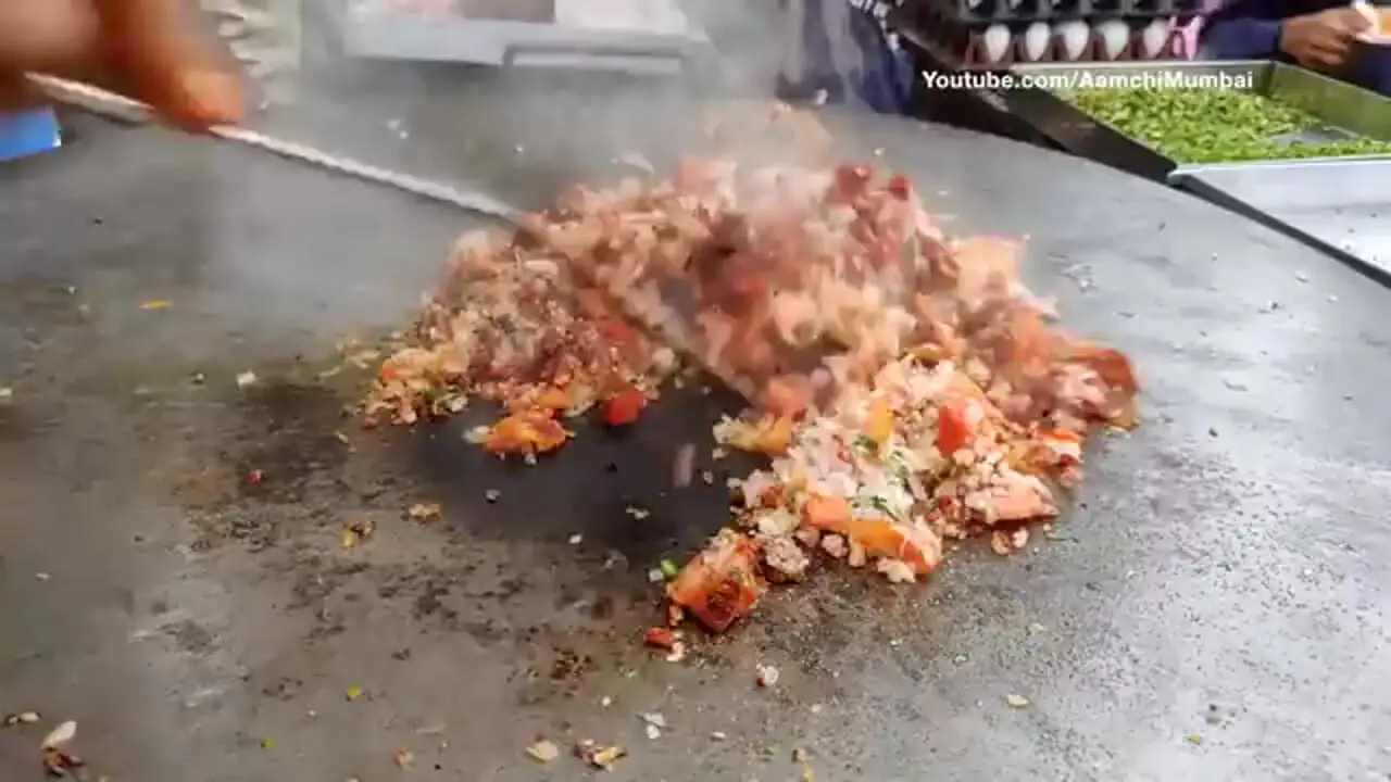 غذای خیابانی در هند؛ تهیه املت تند پرطرفدار در بمبئی