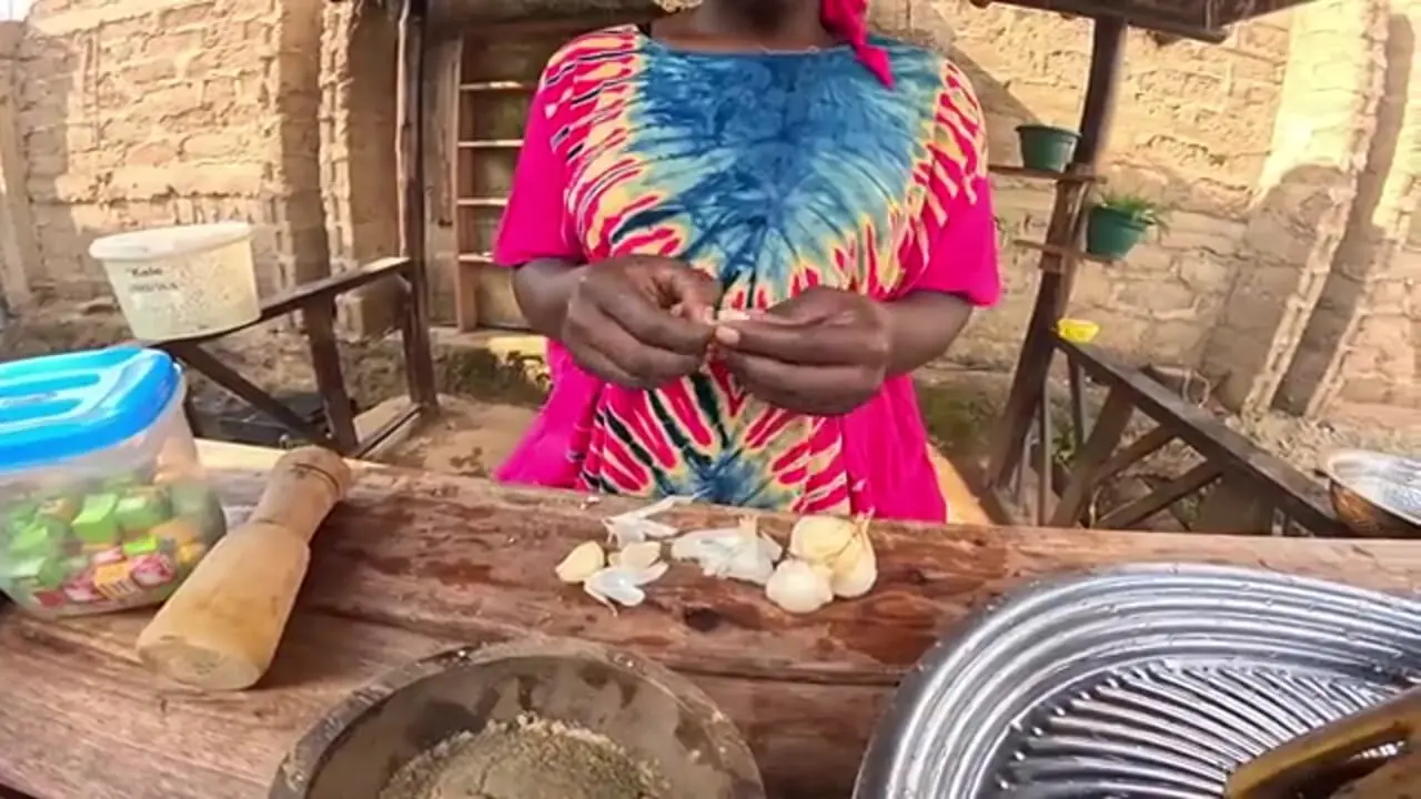 غذای روستایی در کنیا؛ کباب اردک کامل در تنور زیر زمینی