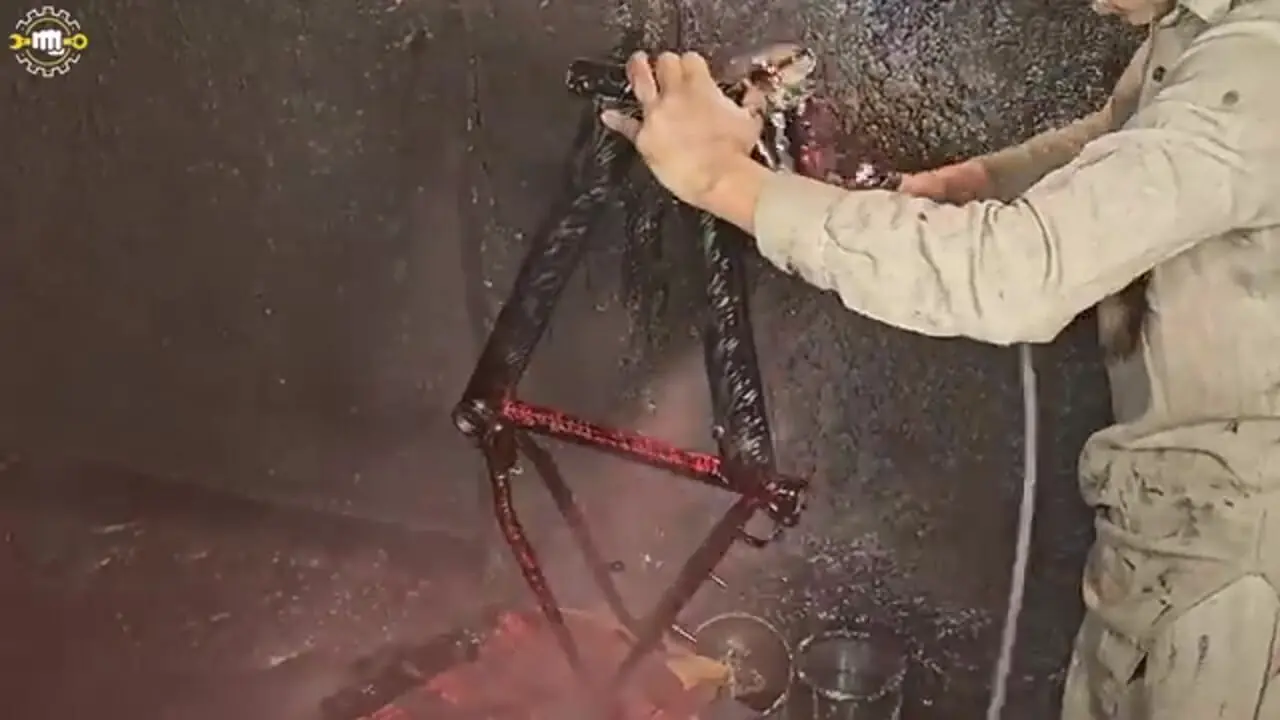 مراحل دیدنی تولید دستی دوچرخه کوهستان در کارگاهی در پاکستان