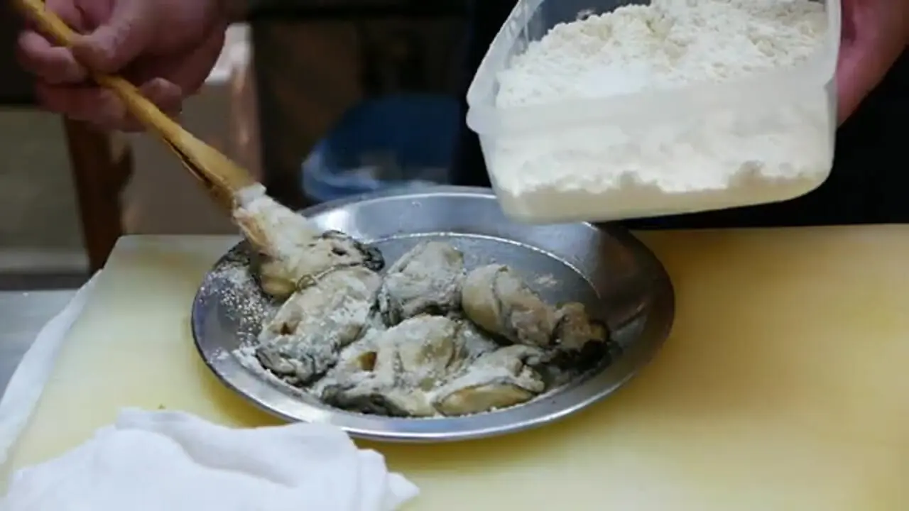 ببینید| غذای خیابانی در ژاپن؛ صدف سوخاری با سس مخصوص در اوکیناوا