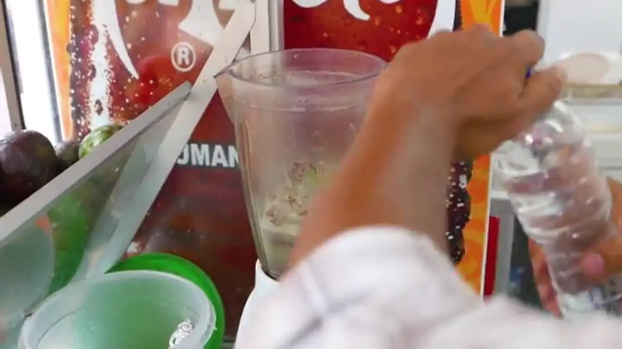 ببینید| غذای خیابانی در اندونزی؛ تهیه یخ در بهشت آووکادو در جاکارتا