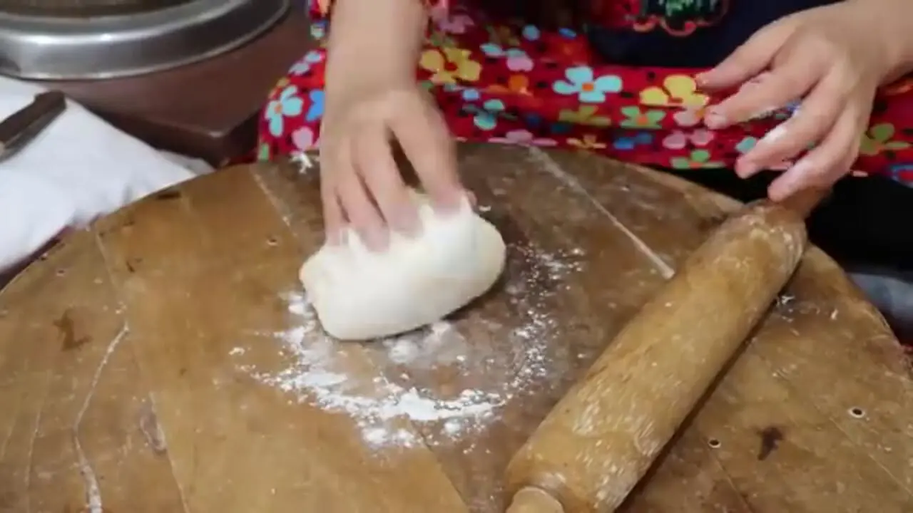 غذای روستایی در ایران؛ پخت نان سنتی با خرمالوی تازه