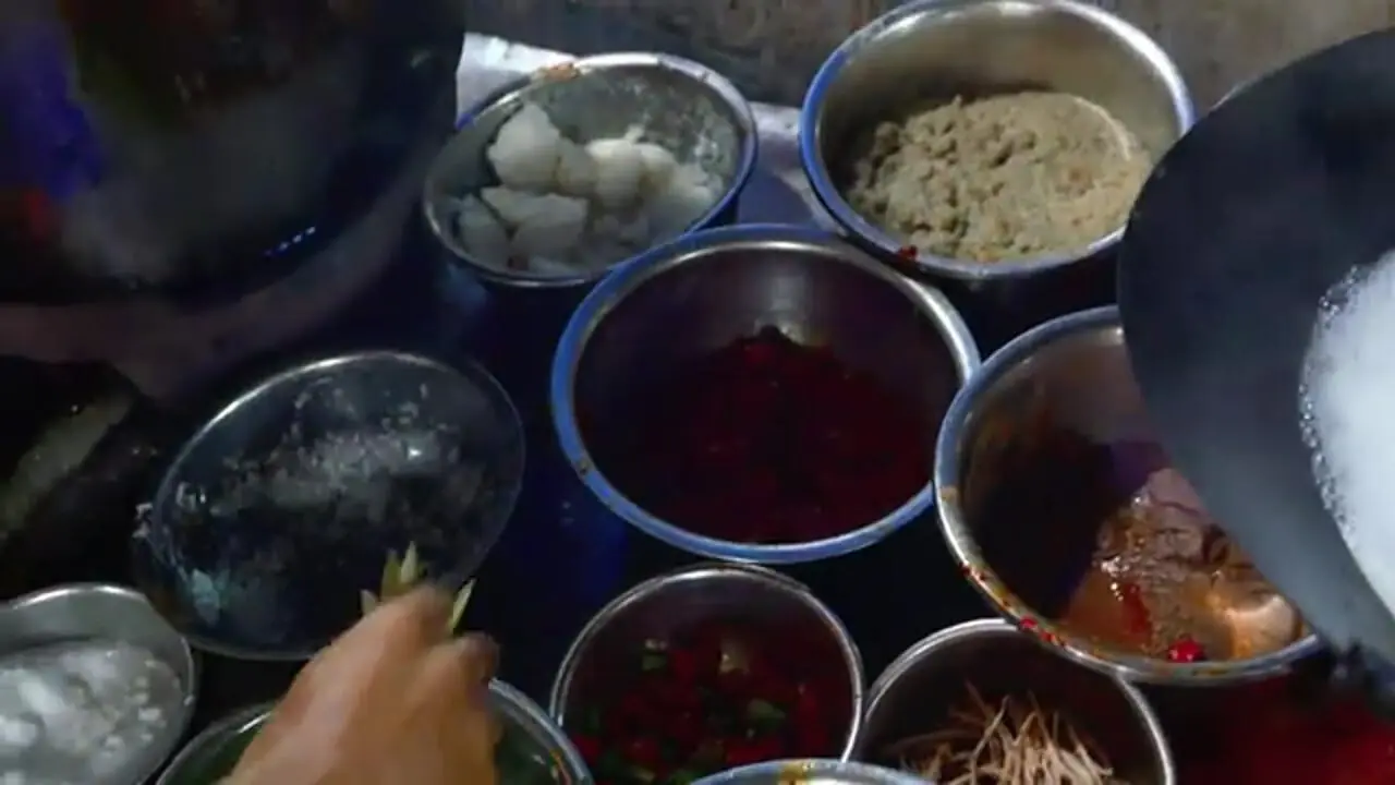 ببینید| غذای خیابانی در اندونزی؛ تهیه خوراک ماهی تازه با گوجه‌، پیازچه و زنجبیل در جاکارتا