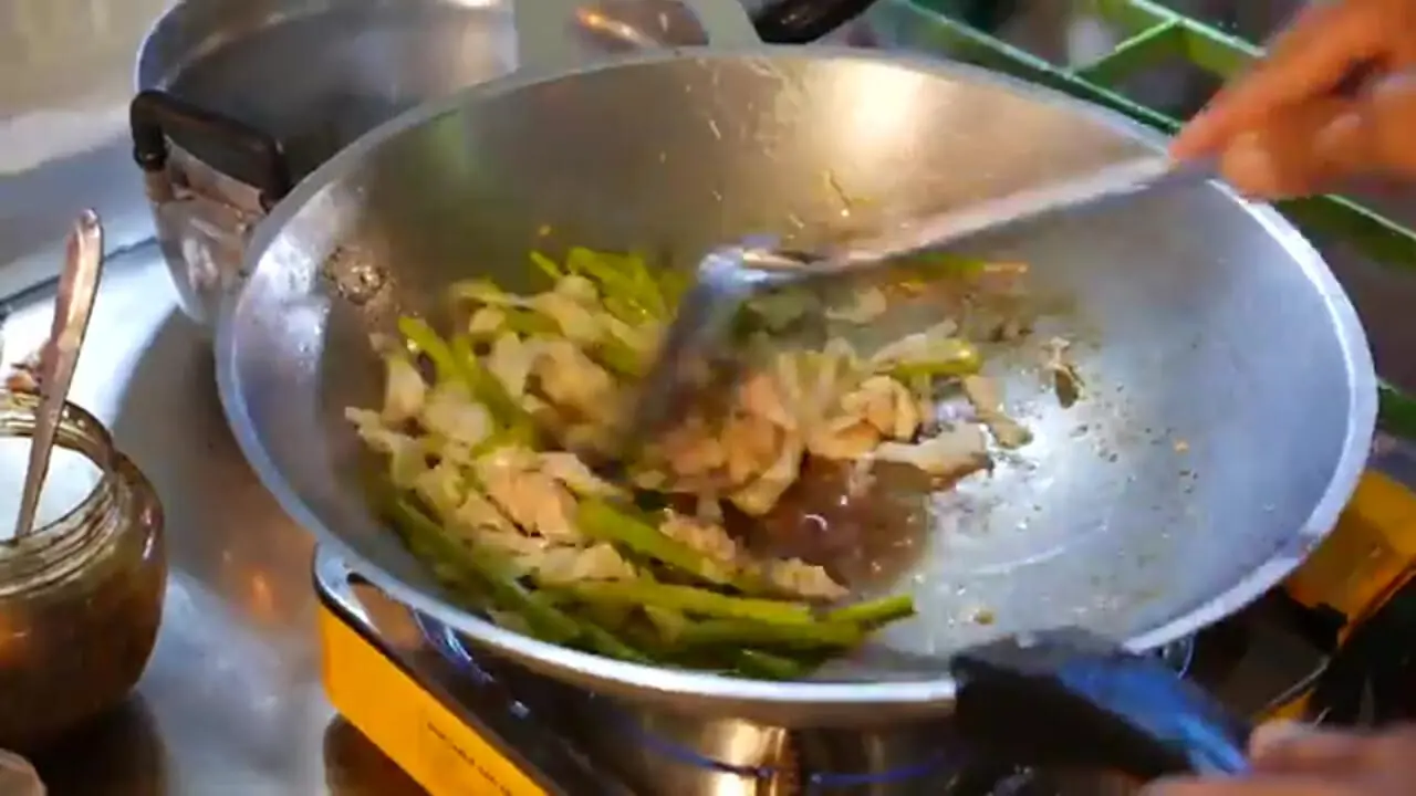 ببینید| غذای خیابانی در کامبوج؛ تهیه یک نودل سنتی محبوب با مرغ و سبزیجات در پنوم پن