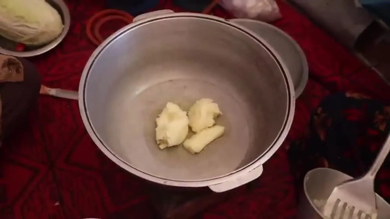 ببینید| غذای روستایی در افغانستان؛ پخت ماکارونی و سالاد کلم در غار توسط زوج افغان