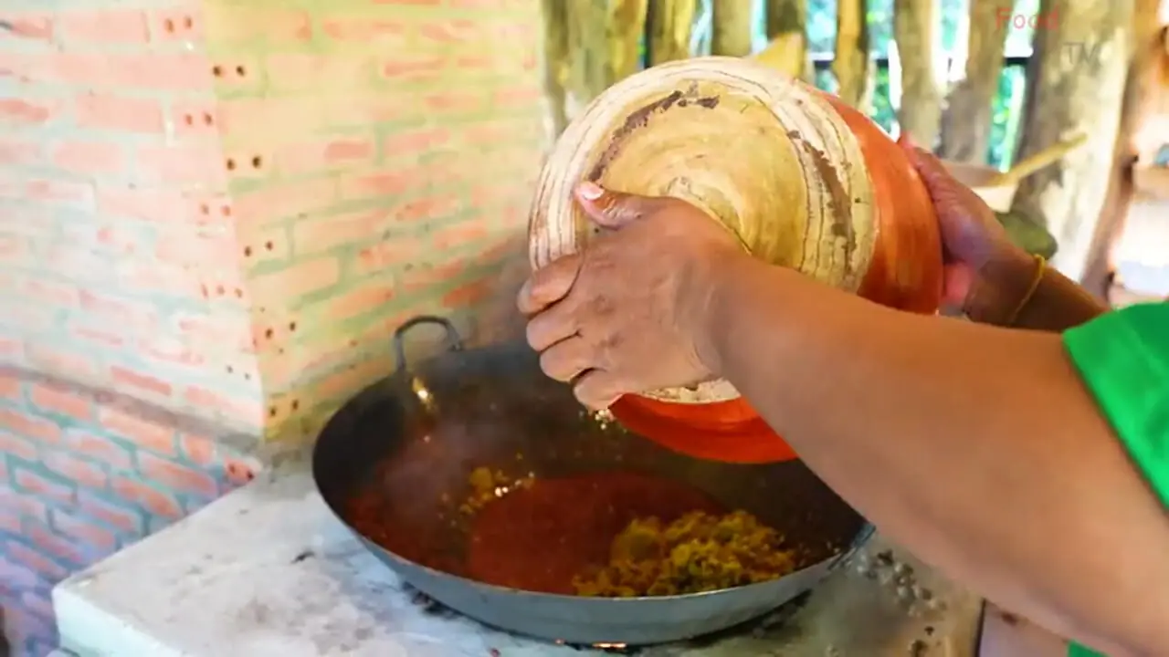 غذای روستایی در سنگاپور؛ پخت یک غذای سنتی با مرغ و سبزیجات در بامبو