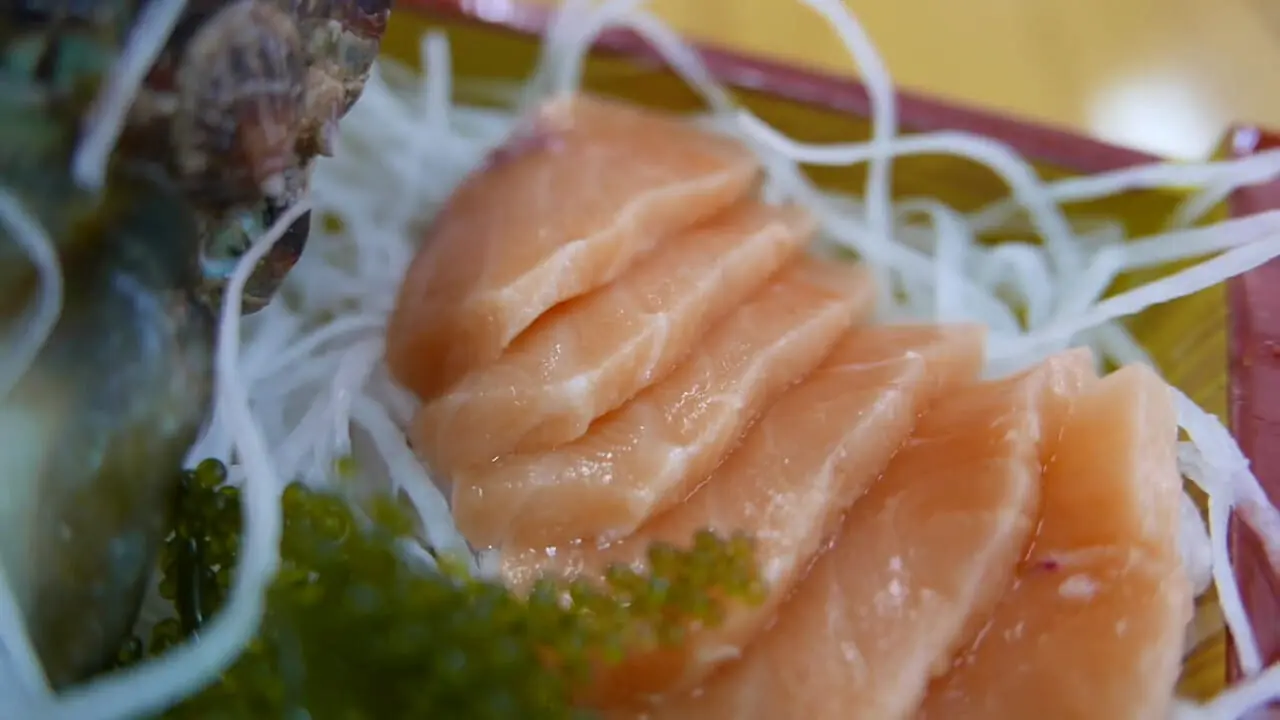 ببینید| غذای خیابانی در ژاپن؛ تهیه دو نوع غذا با حلزون دریایی غول پیکر در اوکیناوا