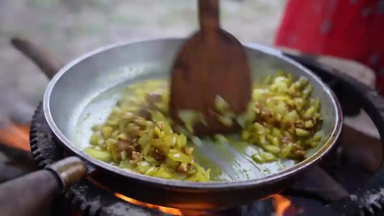 ببینید| غذای روستایی در ایران؛ پخت نان و تهیه اشکنه سنتی در روستایی کوهستانی