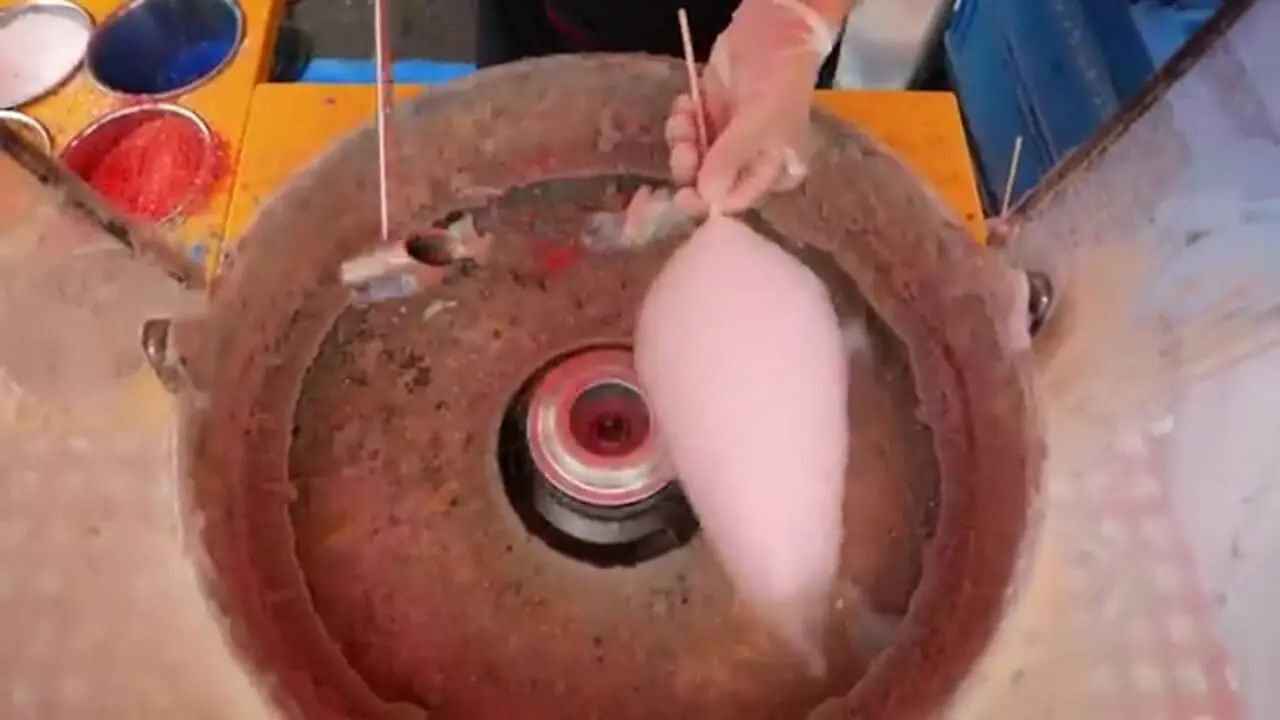 غذای خیابانی در ژاپن؛ تهیه پشمک به شکل خرگوش و خرس در توکیو