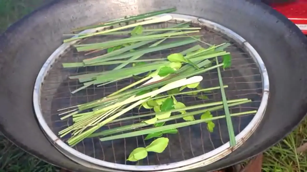 غذای روستایی در چین؛ پخت یک غذای متفاوت با خرچنگ آبی، ماهی ماکرل و موز