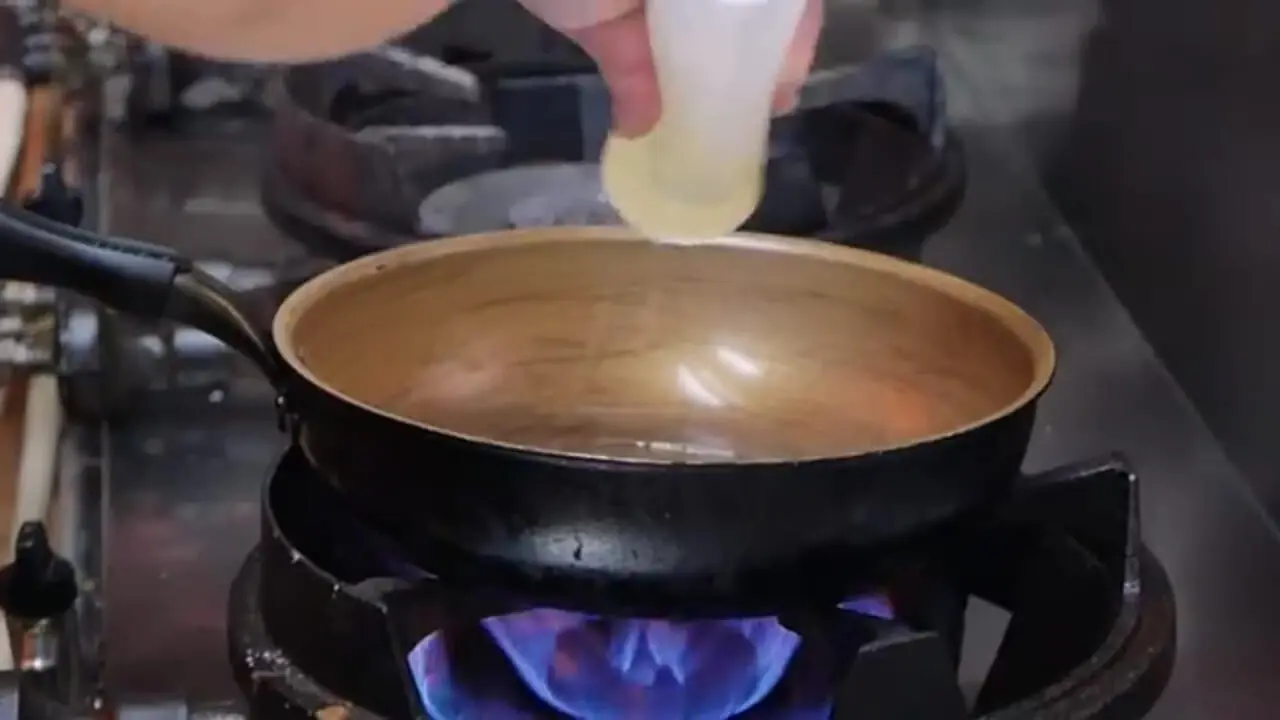 غذای خیابانی در ژاپن؛ تهیه دو مدل غذا با لابستر بالمین در اوکیناوا