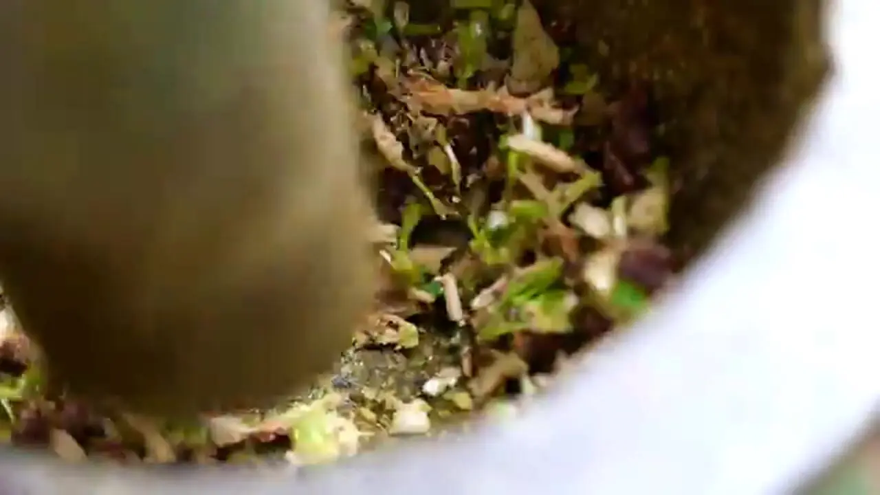 ببینید| غذای خیابانی در تایلند؛ پخت غذا با ماهی مرکب بنفش و سبزیجات در بانکوک