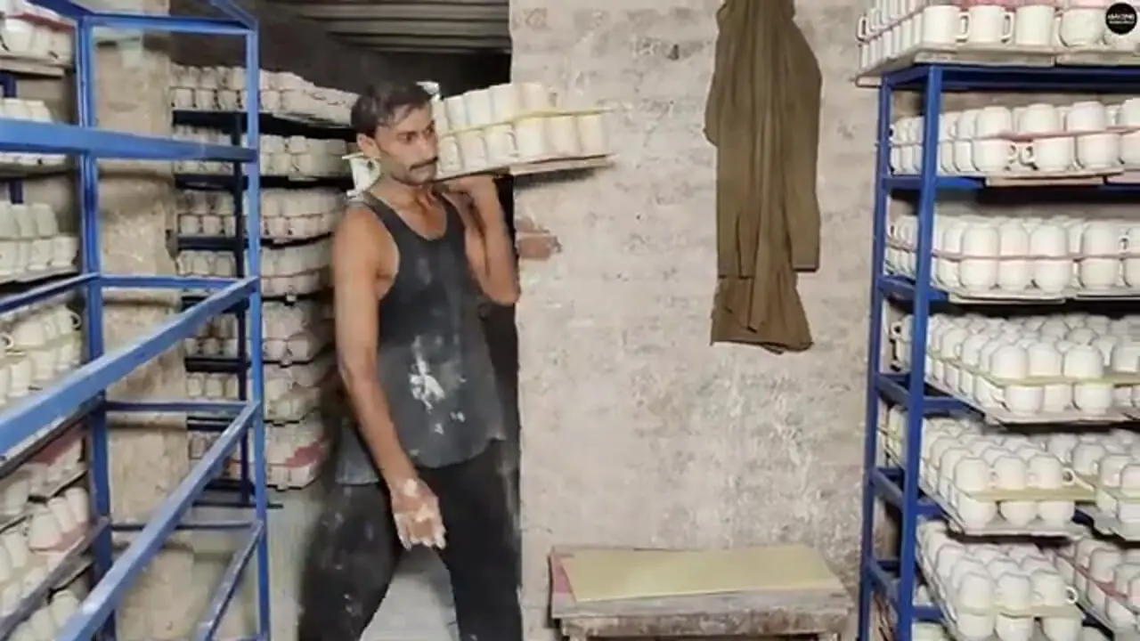 ببینید| فرآیند تماشایی تولید انبوه ماگ در کارگاهی در پاکستان