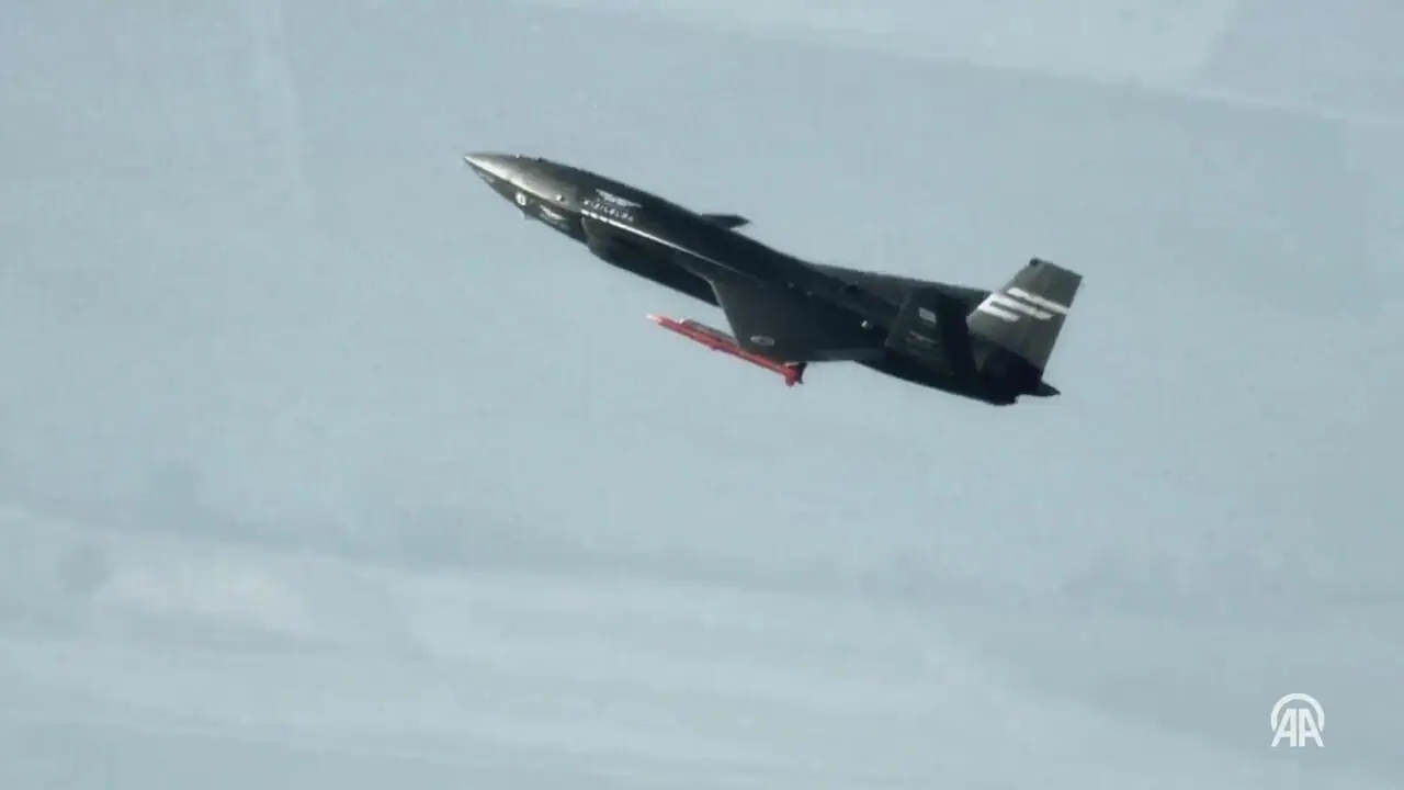 ببینید؛ جنگنده بی‌سرنشین و پنهان‌کار همسایه ایران با مهمات پرواز کرد؛ پهپادی که شبیه جنگنده است