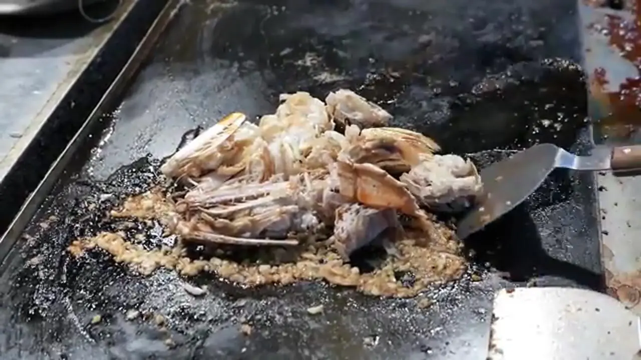 غذای خیابانی در تایوان؛ پخت غذا با میگوی مانتیس در تایپه