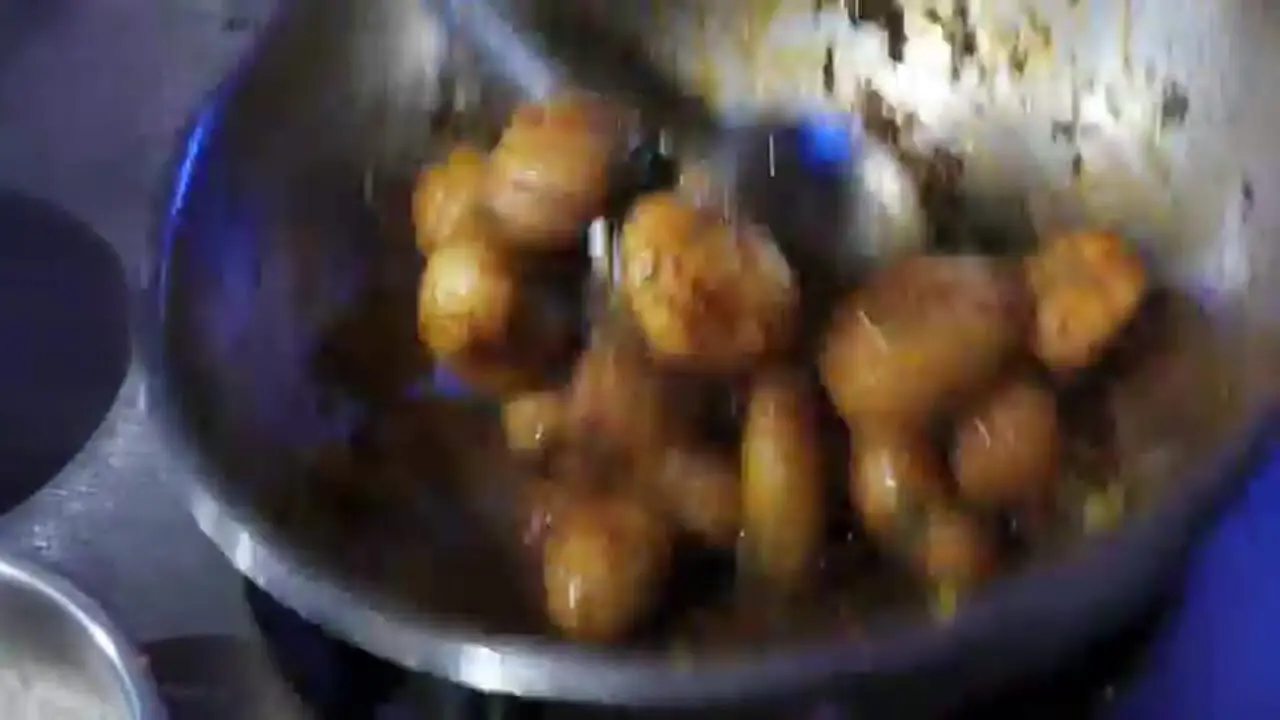 غذای خیابانی در چین؛ سیب زمینی سرخ کرده با پیاز و فلفل در شی‌آن