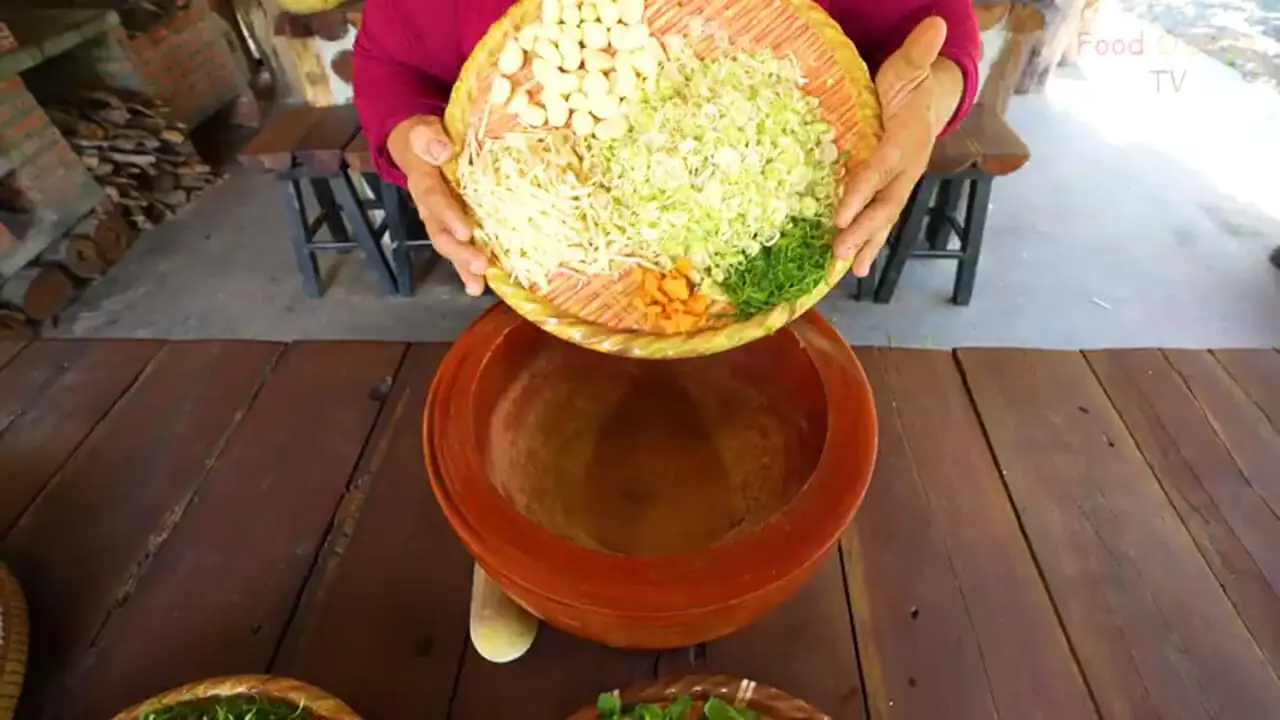 ببینید| غذای روستایی در سنگاپور؛ پخت یک غذای سنتی با بلدرچین در روستا