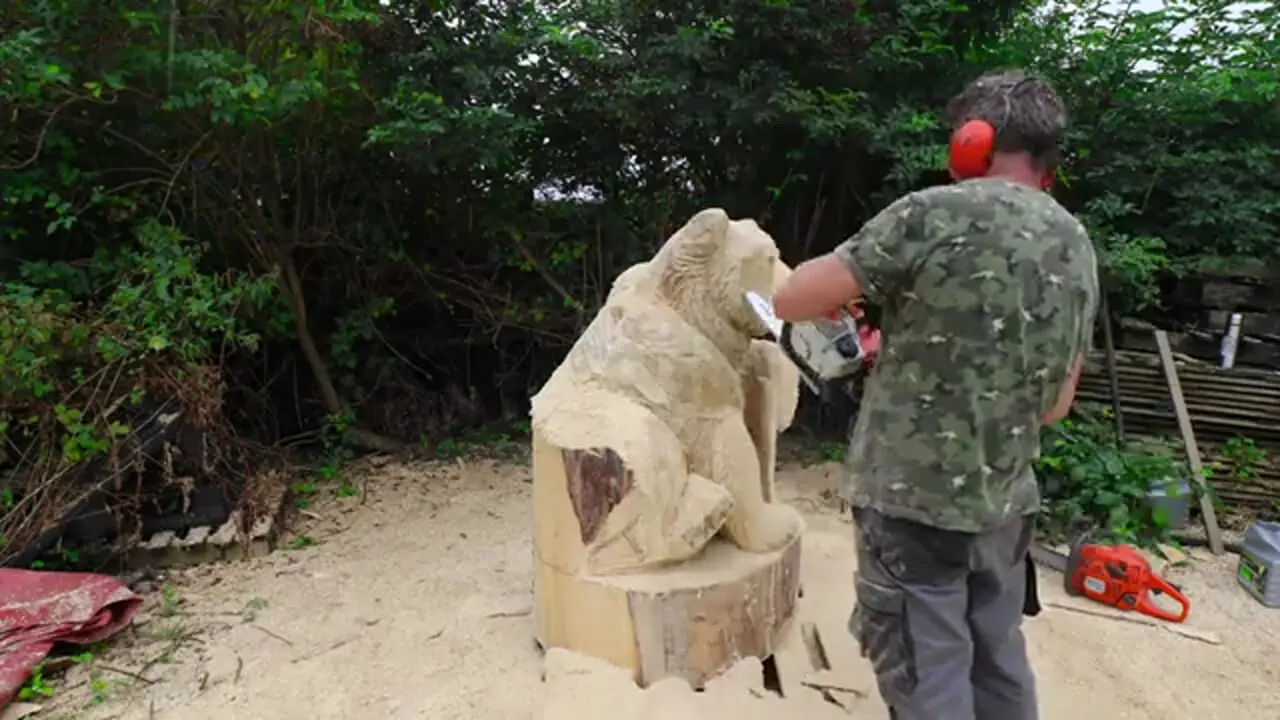 ساخت مجسمه چوبی خرس گریزلی در اندازه واقعی با اره برقی به روش نجار اوکراینی