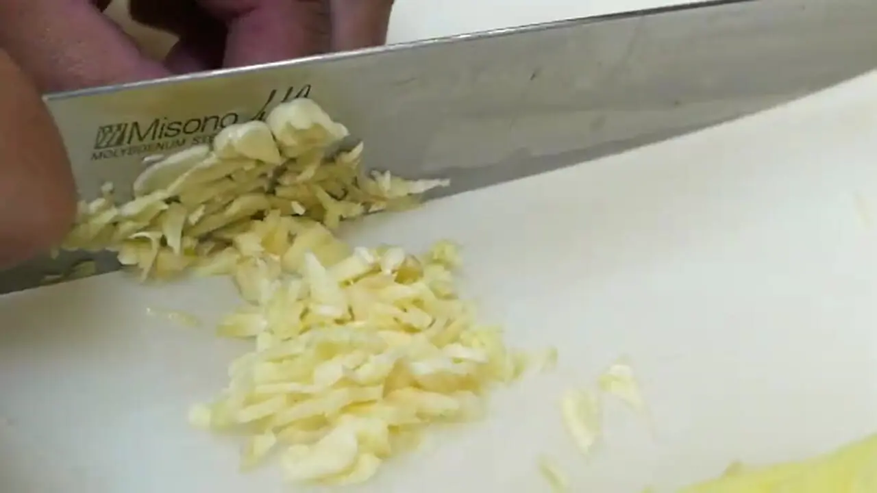 غذای خیابانی در ژاپن؛ مهارت آشپز خیابانی در پخت خوراک خرچنگ در اوکیناوا