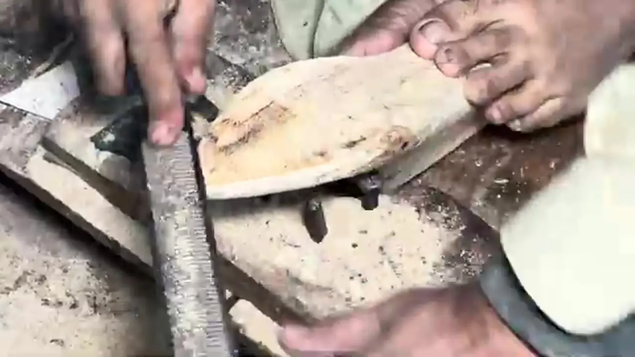 فرآیند دیدنی ساخت قالب های چوبی برای تولید کفش در کارگاهی در پاکستان