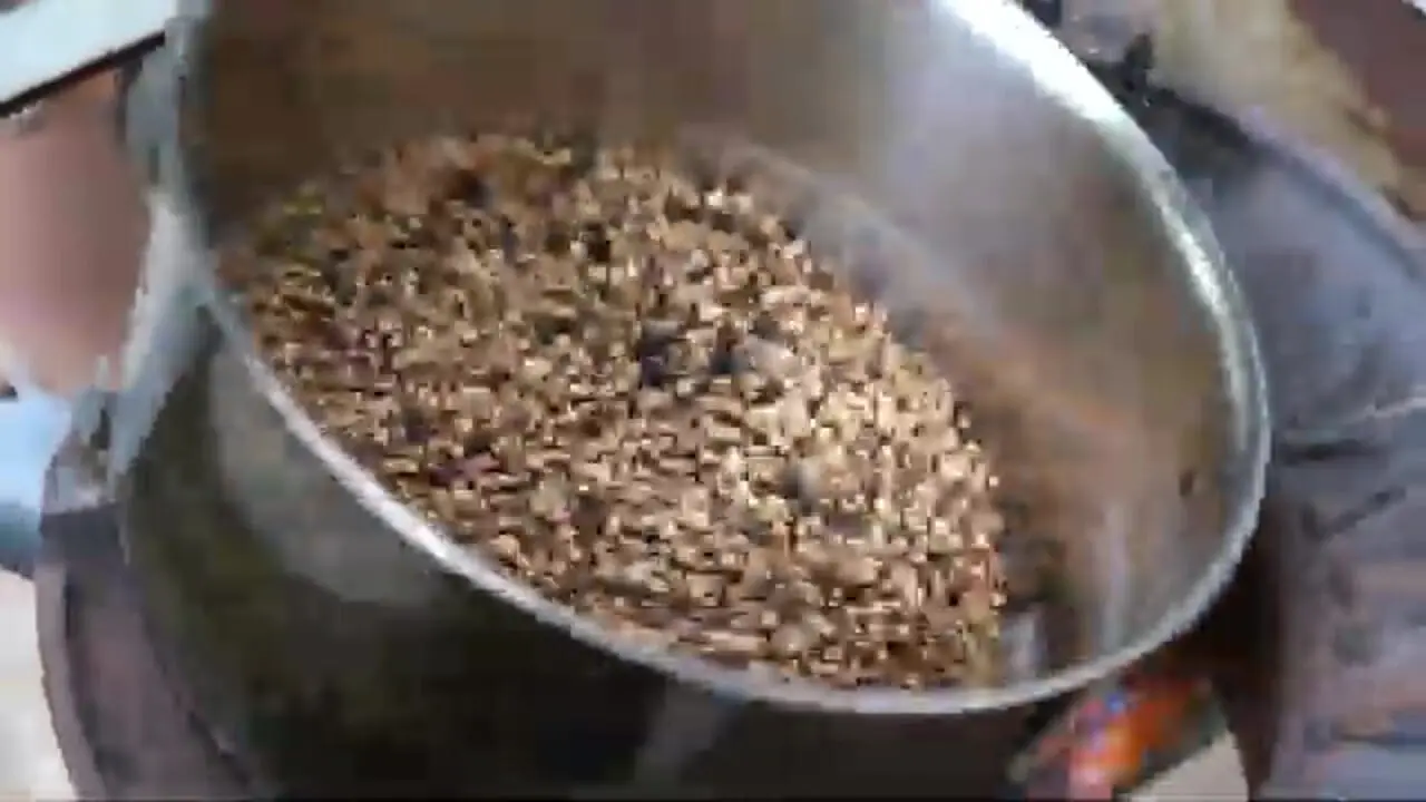 غذای خیابانی در تایلند؛ پخت سوپ نودل با گوشت شتر مرغ در بانکوک